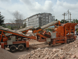 反擊移動破碎站處理建筑垃圾