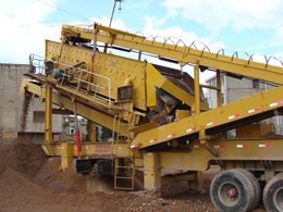 重錘+篩分移動破碎站現(xiàn)場